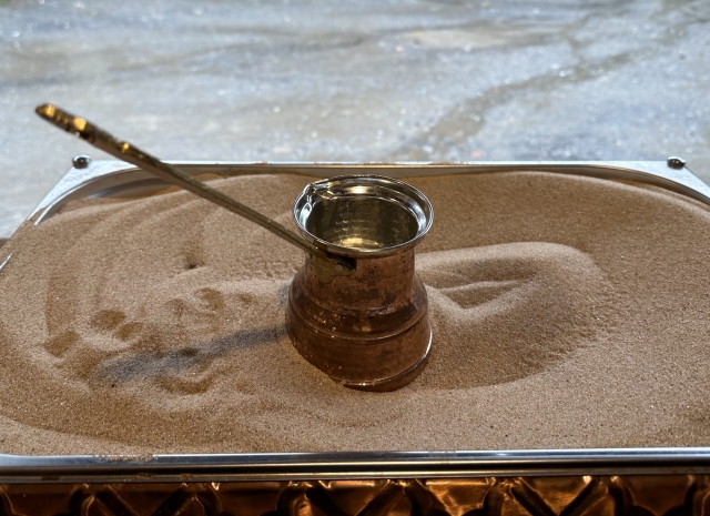 【トルココーヒー】砂の上で淹れる仕組みとは？トルコ式飲み方を解説【砂コーヒー】